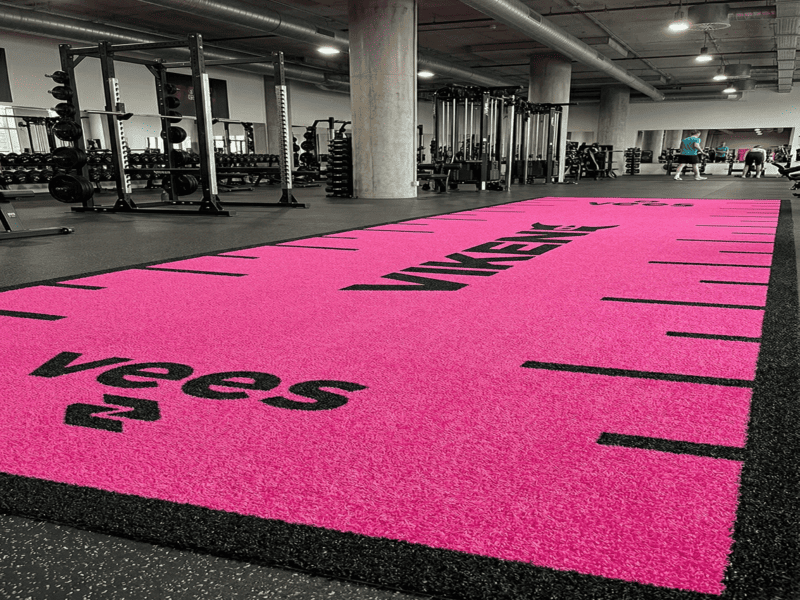 Primo piano delle forme delle lame del manto erboso